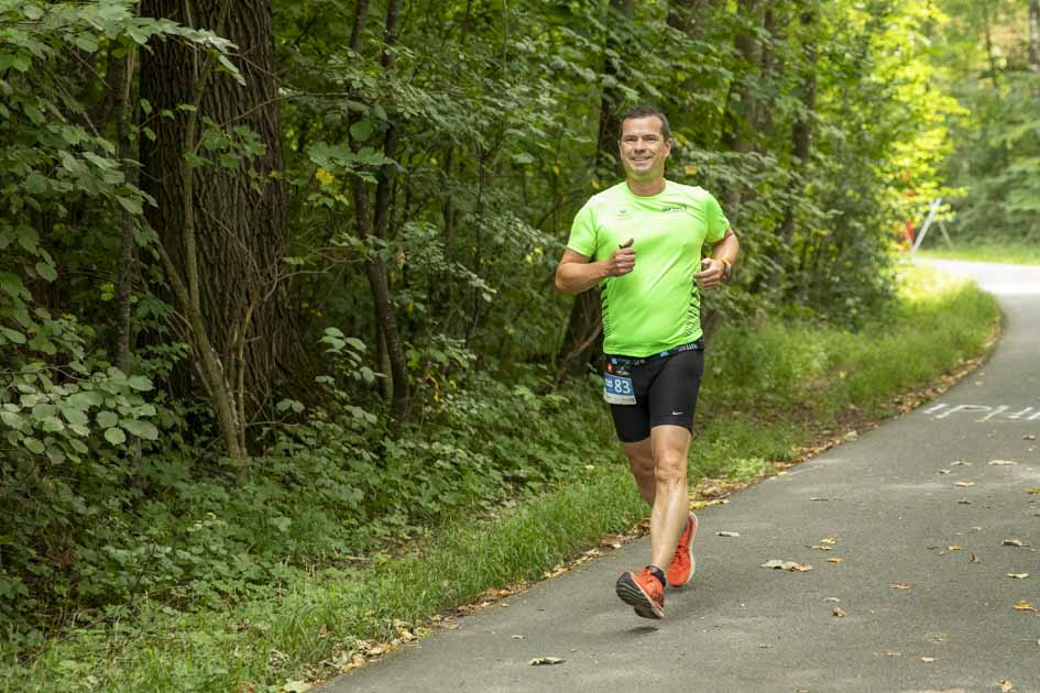 Mario hat das Tenue gewechselt und rennt ebenfalls einige km